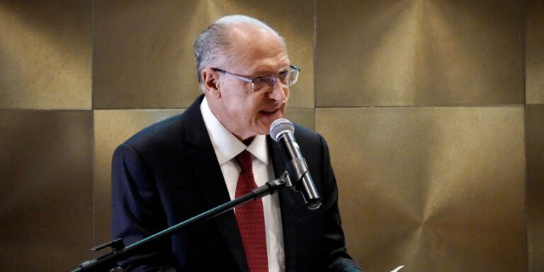 Alckmin deixará ministério em abril, mas seguirá como vice alckmin-deixara-ministerio-em-abril,-mas-seguira-como-vice
