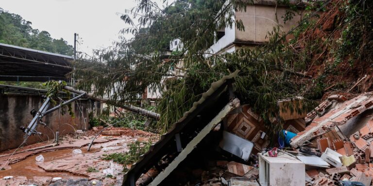 lula-assina-mps-de-apoio-as-vitimas-das-enchentes-em-minas-gerais