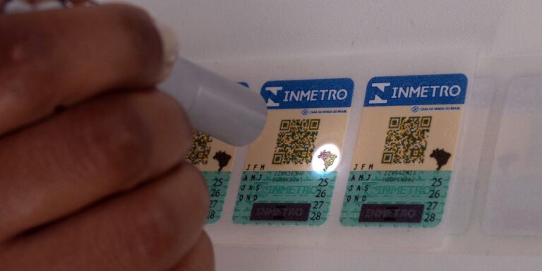 selos-antigos-do-inmetro-para-capacete,-extintor-e-gnv-vencem-em-marco