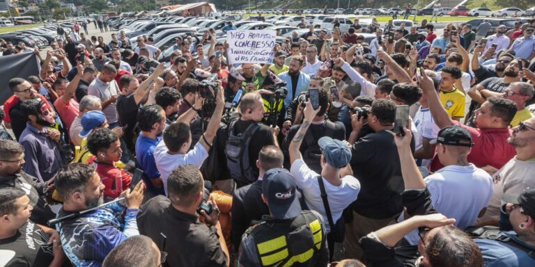 Motoristas protestam contra regulamentação do serviço por aplicativo motoristas-protestam-contra-regulamentacao-do-servico-por-aplicativo