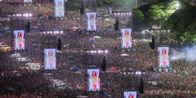 mais-de-2-milhoes-de-pessoas-assistem-ao-show-de-shakira-em-copacabana