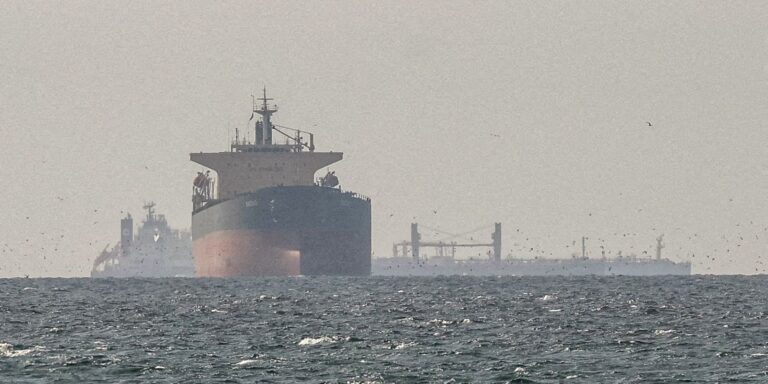 ira-nega-passagem-de-navios-dos-eua-por-ormuz-e-petroleo-dispara