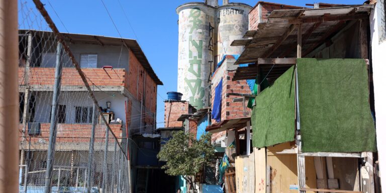 4-em-cada-10-brasileiros-convivem-com-faccoes-no-bairro,-diz-pesquisa
