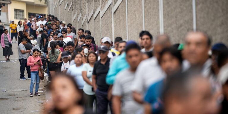 peru:-esquerda-enfrenta-fujimori-em-2o-turno-apos-apuracao-tumultuada