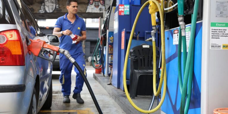 Governo propõe subvenção da gasolina em R$ 0,44 por litro governo-propoe-subvencao-da-gasolina-em-r$-0,44-por-litro