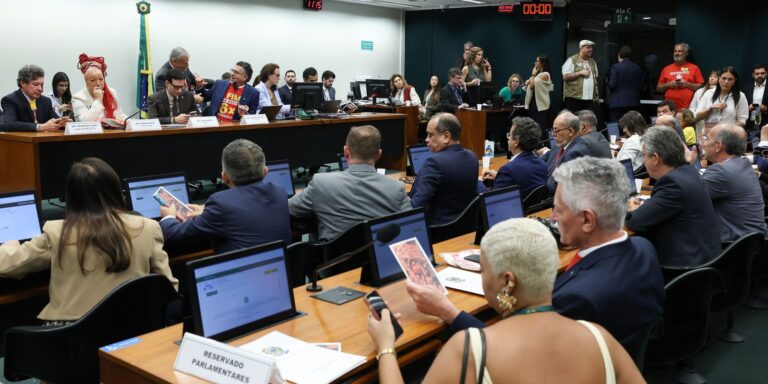 oposicao-critica-pec-do-fim-da-escala-6×1-durante-votacao-na-comissao