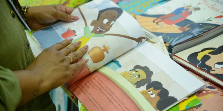 Bienal nas Escolas entra em clima de Copa para estimular leitura no RJ bienal-nas-escolas-entra-em-clima-de-copa-para-estimular-leitura-no-rj