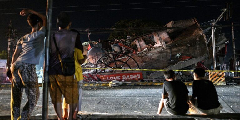 Terremoto de magnitude 7,8 atinge sul das Filipinas terremoto-de-magnitude-7,8-atinge-sul-das-filipinas