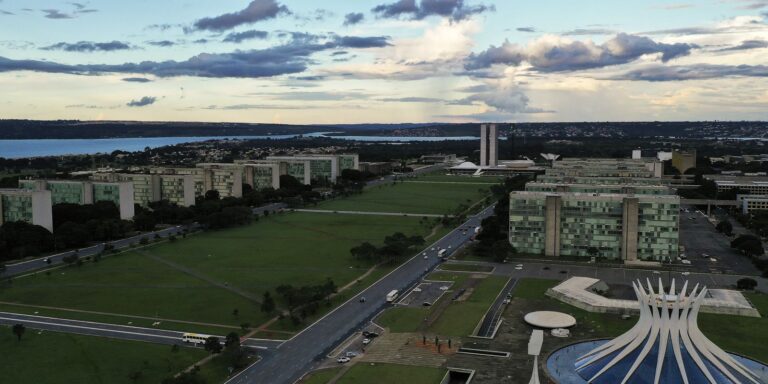 Governo define horário de expediente em jogos do Brasil na Copa governo-define-horario-de-expediente-em-jogos-do-brasil-na-copa