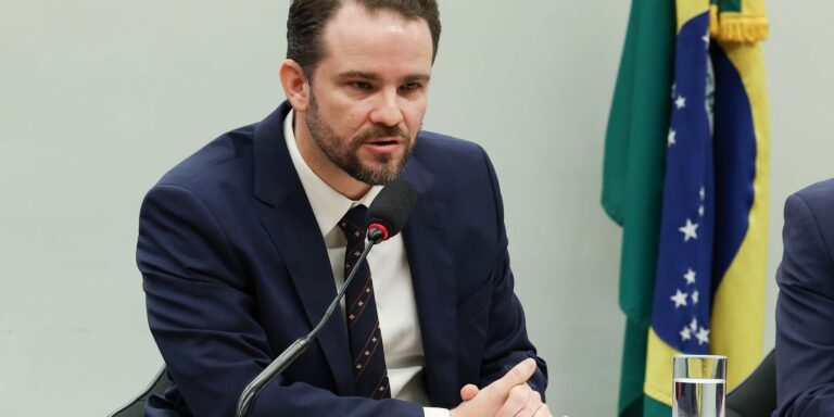Durigan critica PEC que dá autonomia ao BC por criar “novo Poder” durigan-critica-pec-que-da-autonomia-ao-bc-por-criar-“novo-poder”