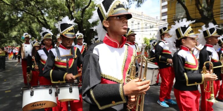 Fanfarras são tradição em desfiles em memória da Independência Baiana fanfarras-sao-tradicao-em-desfiles-em-memoria-da-independencia-baiana