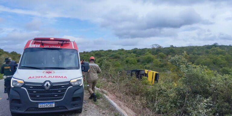 Ônibus com romeiros tomba no Ceará e provoca morte de duas pessoas onibus-com-romeiros-tomba-no ceara-e-provoca-morte-de-duas-pessoas