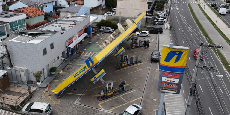 Polícia investiga morte de três eletrocutados após ventania no Rio policia-investiga-morte-de-tres-eletrocutados-apos-ventania-no-rio