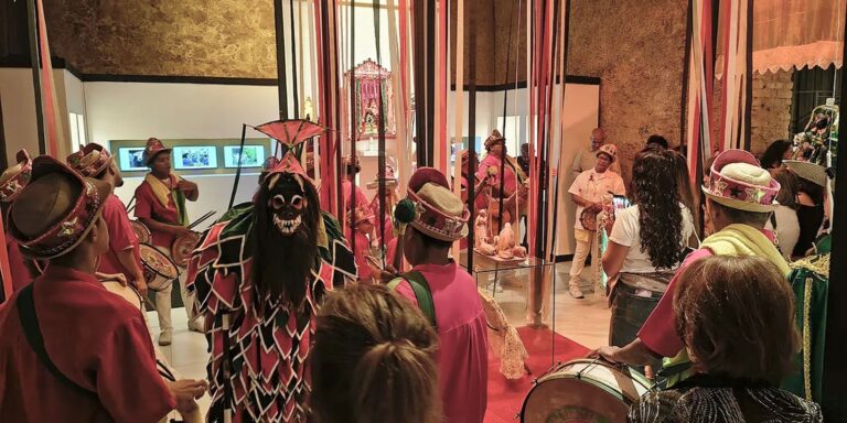 Exposição em Niterói apresenta elementos do bordado e da folia de reis exposicao-em-niteroi-apresenta-elementos-do-bordado-e-da-folia-de-reis