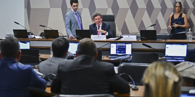 Ajustes no texto adiam votação da MP da “taxa das blusinhas” ajustes-no-texto-adiam-votacao-da-mp-da-“taxa-das-blusinhas”