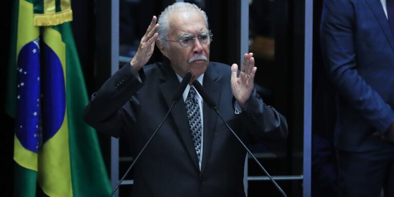 Ex-presidente José Sarney é internado com quadro de pneumonia ex-presidente-jose-sarney-e-internado-com-quadro-de-pneumonia