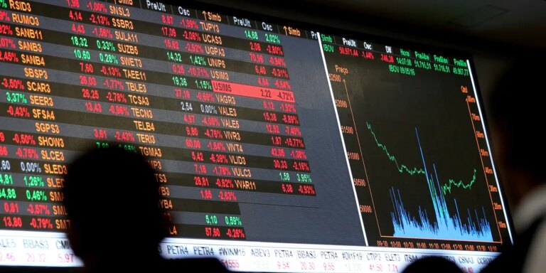 Dólar cai a R$ 5, e bolsa sobe quase 8% após primeiro turno dolar-cai-a-r$-5,-e-bolsa-sobe-quase-8%-apos-primeiro-turno