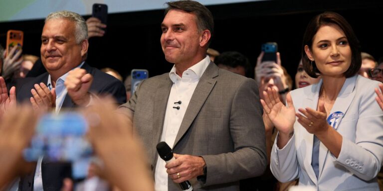 Flávio Bolsonaro recebe apoio de partidos e fala em mudar Constituição flavio-bolsonaro-recebe-apoio-de-partidos-e-fala-em-mudar-constituicao