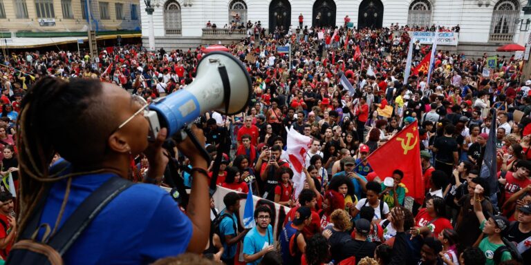 Estudantes fazem atos pelo país em apoio a Lula estudantes-fazem-atos-pelo-pais-em-apoio-a-lula