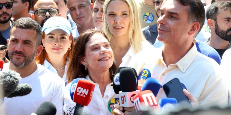 Flávio Bolsonaro faz ato no Rio ao lado de Douglas Ruas flavio-bolsonaro-faz-ato-no-rio-ao-lado-de-douglas-ruas