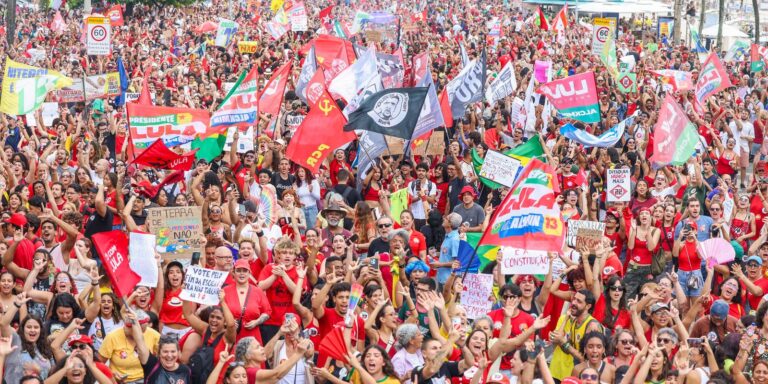 Milhares ocupam Copacabana em ato pela democracia e em apoio a Lula milhares-ocupam-copacabana-em-ato-pela-democracia-e-em-apoio-a-lula