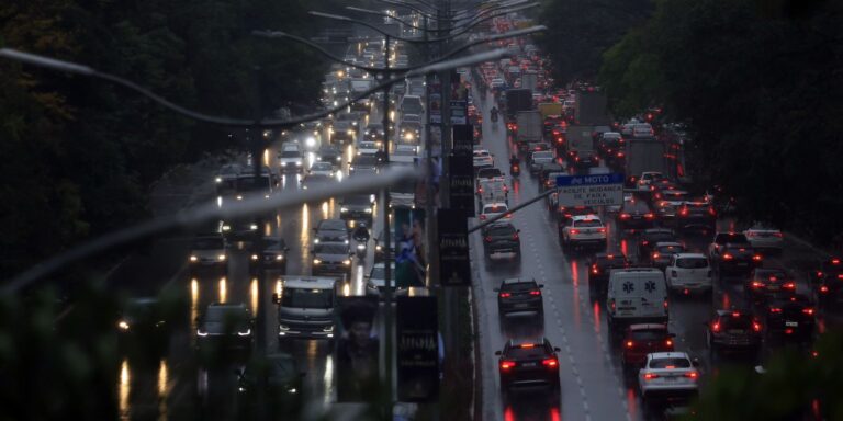 chuva-alaga-ruas-do-centro-e-deixa-um-morto-na-zona-norte-de-sao-paulo