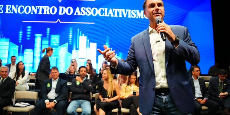 Flávio faz visita ao pai em prisão domiciliar e recebe apoios em SP flavio-faz-visita-ao-pai-em-prisao-domiciliar-e-recebe-apoios-em-sp