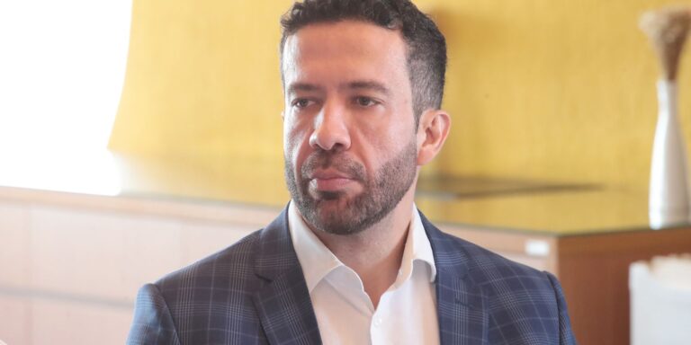 Janones poderá ter alta em 48 horas, diz boletim médico janones-podera-ter-alta-em-48-horas,-diz-boletim-medico