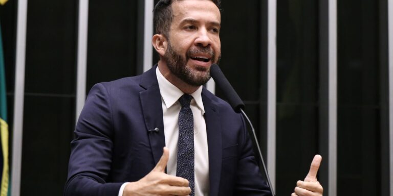 Deputado André Janones é internado com arritmia em São Paulo deputado-andre-janones-e-internado-com-arritmia-em-sao-paulo